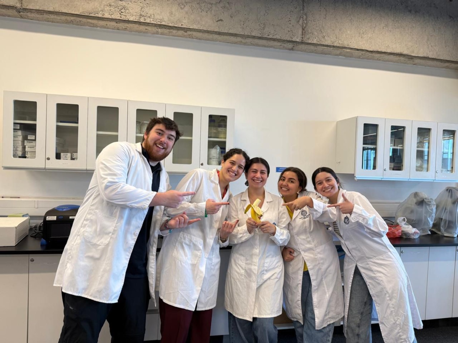 Participantes de Exploración de Nuevos Mundos en una experiencia práctica
